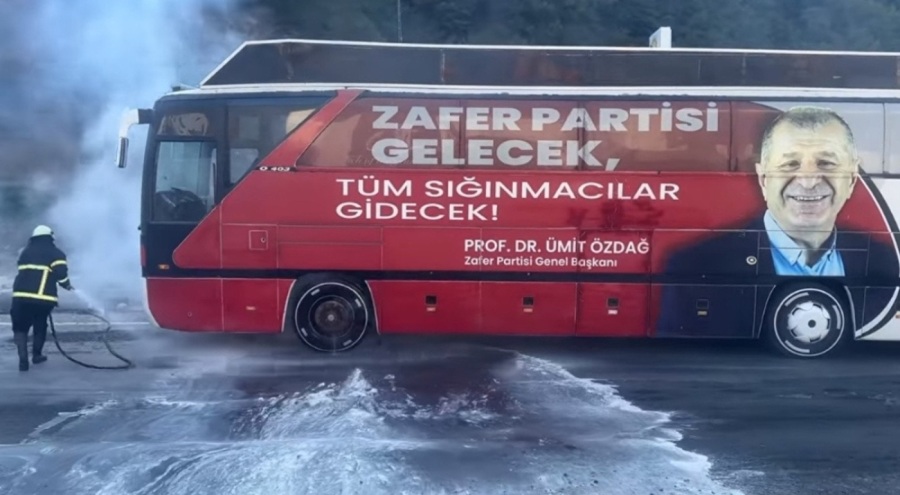 Ümit Özdağ'ın seçim otobüsünde yangın çıktı!