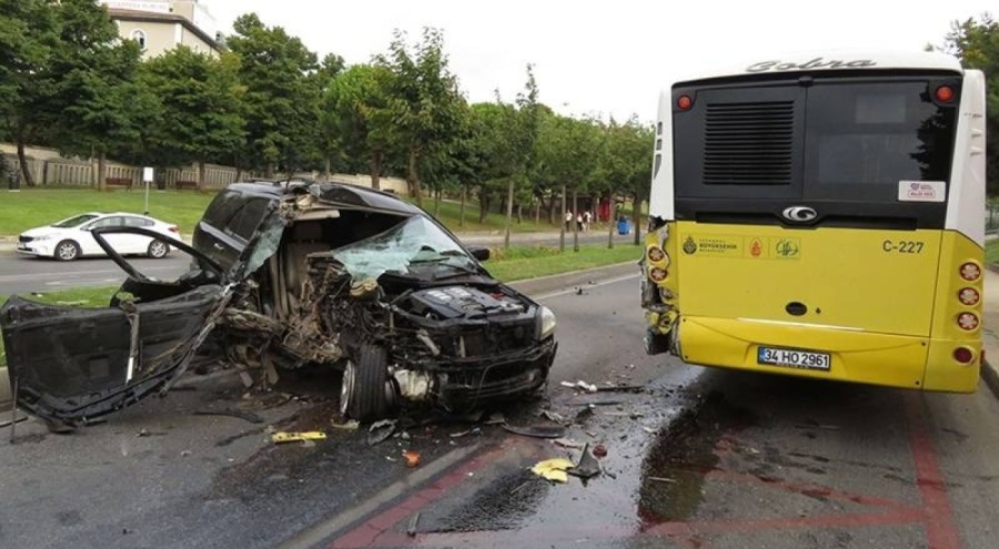 Duraktan yolcu alan otobüse çarpan cip refüje çıktı!