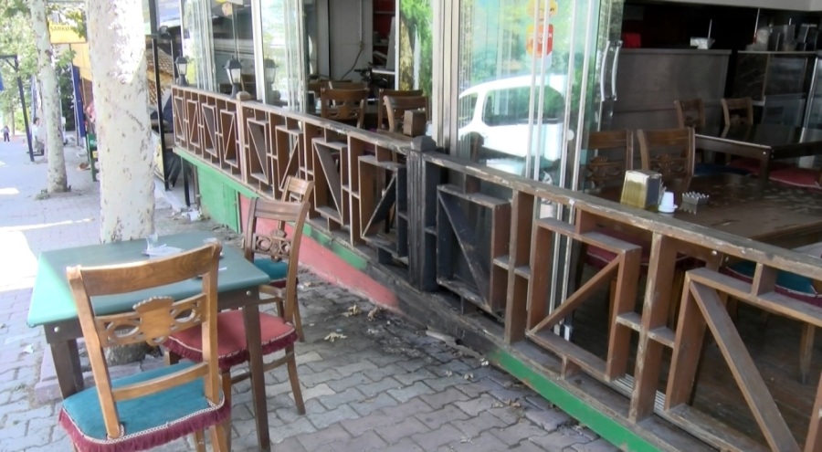 Esenyurt'ta camlarını kıramadıkları lokantayı benzinle yaktılar!