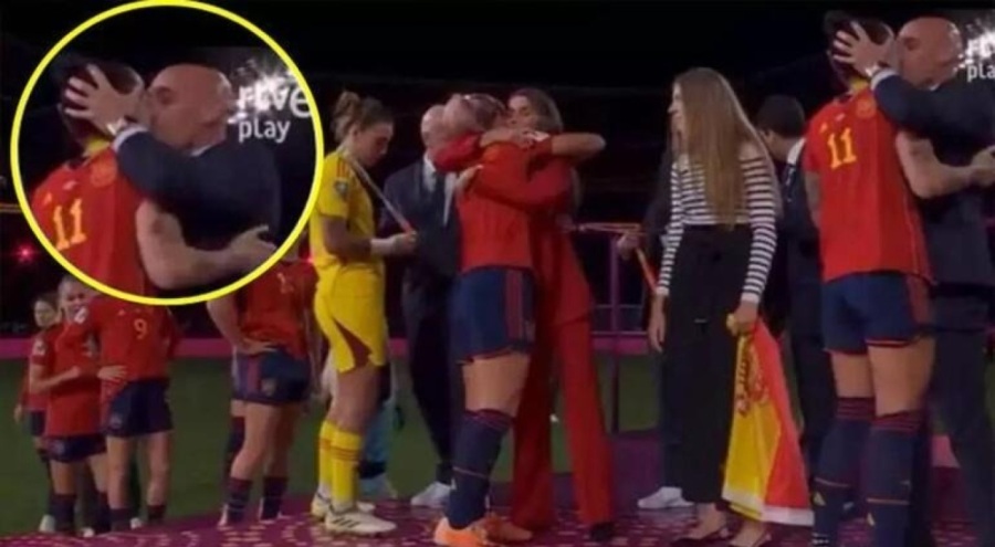 Kadın futbolcuyu dudağından öpen başkan skandalında yeni gelişmeler!