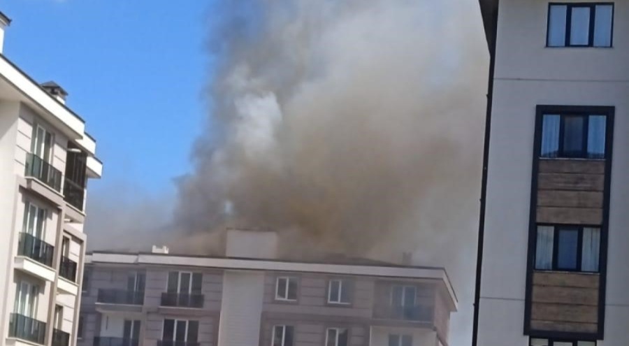 Binanın çatısında çıkan yangın paniğe neden oldu