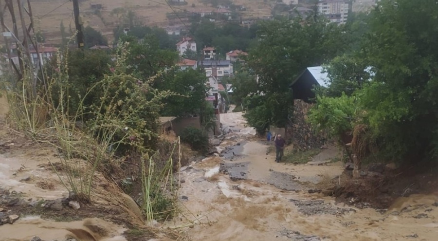 Kayseri'yi sağanak ve dolu vurdu! Hayat olumsuz etkilendi