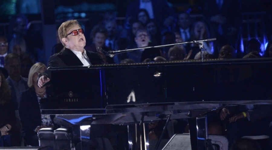 Elton John taburcu edildi