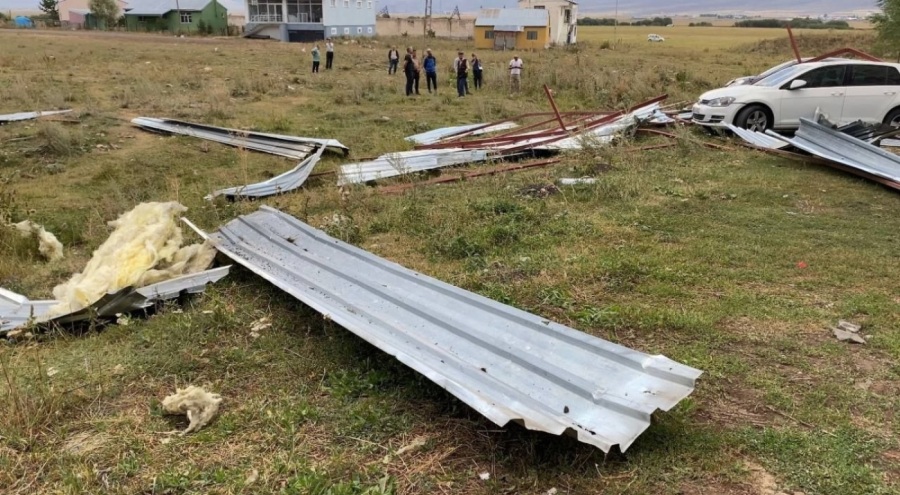 Ardahan'da fırtına! Çatılar uçtu, otomobiller hasar gördü