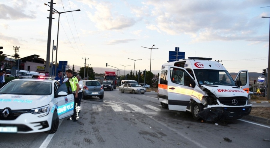 Hasta mahkumu taşıyan ambulans ile otomobil çarpıştı: Yaralılar var!