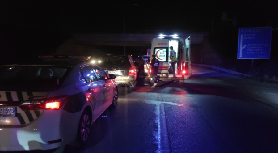 Bursa'da kaza yerine giden polislere, otomobil çarptı!