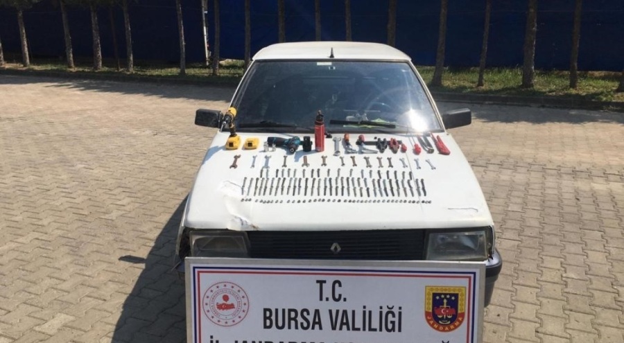 Bursa'da trafik levhalarını çalanlar kıskıvrak yakalandı