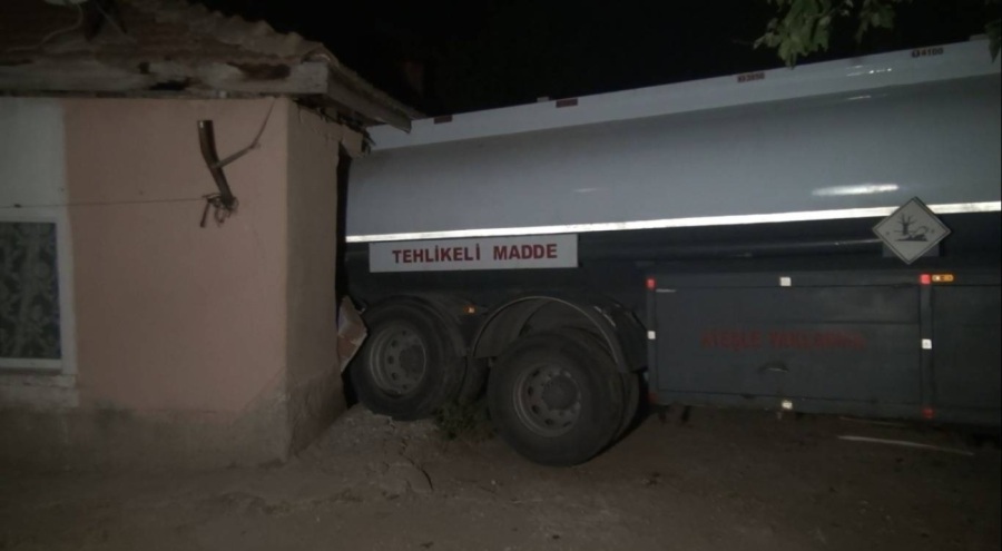 Park halinde freni boşalan akaryakıt tankeri, sahibinin evine daldı