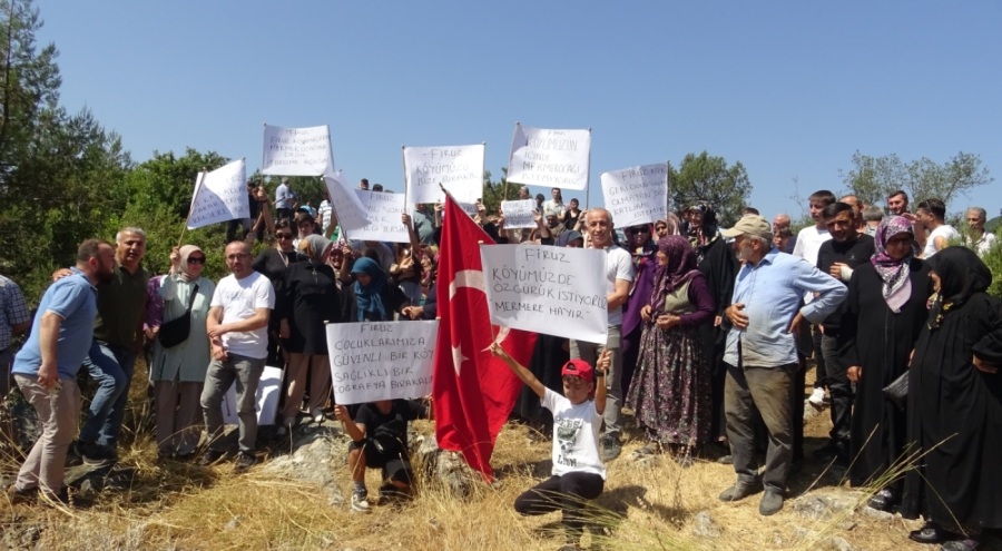 Orhaneli'de köylerinin yanlarına mermer ocağı istemeyen köylüler eylem yaptı