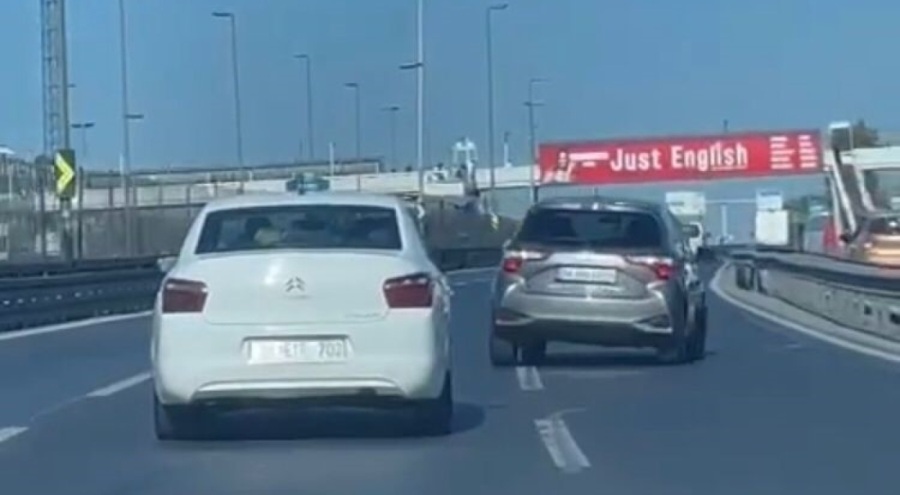 Trafiğin ortasında inatlaşan sürücüler canlarını hiçe saydı