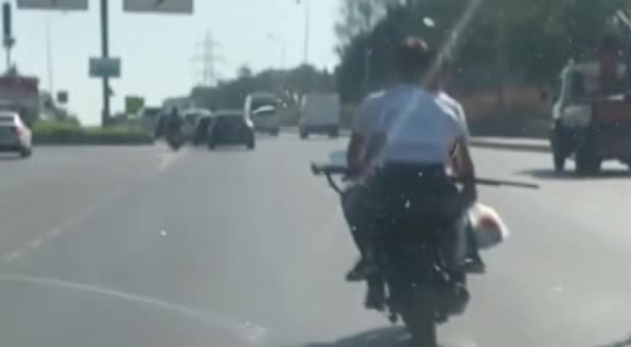 Trafikte korkutan görüntüler! Motosikletlinin elinde uzun namlulu silah görüldü