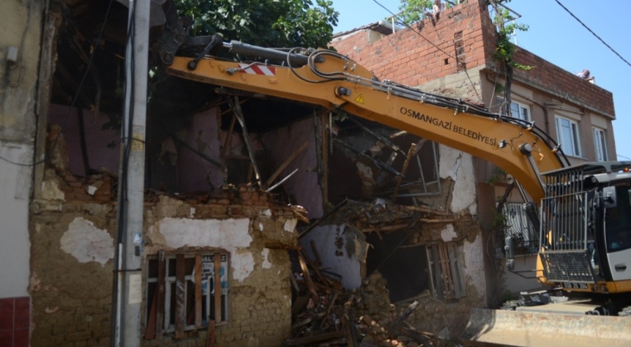 Bursa Karacabey'de metruk bina yıkıldı