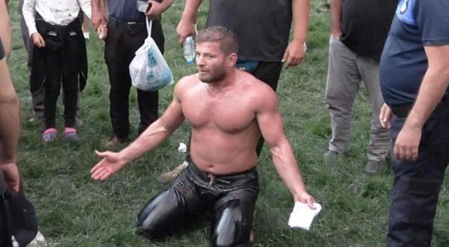 Başpehlivan Balaban fotoğraf çektirmek isteyen hayranıyla tartıştı