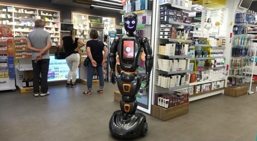 Yerli ve milli yapay zekalı robot, eczanede çalışmaya başladı