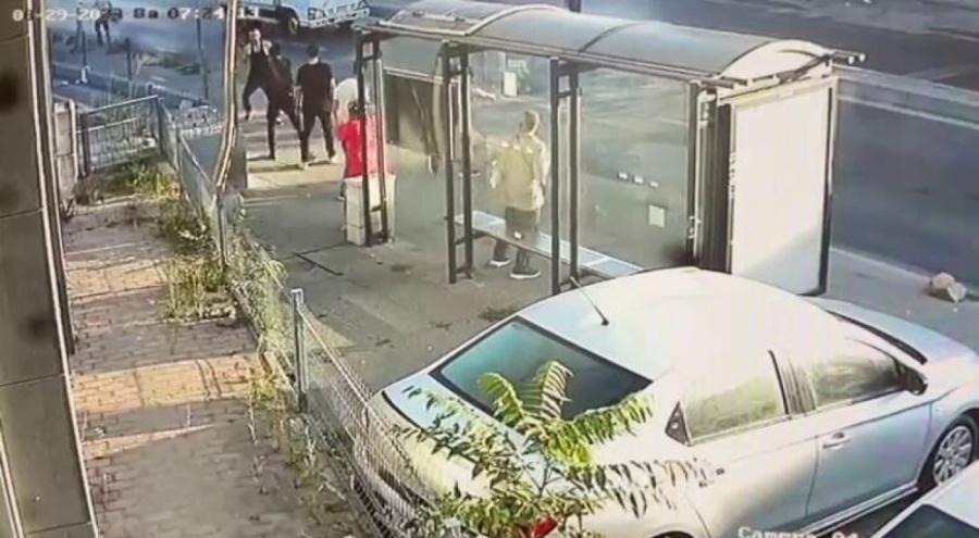 Otobüs durağında bekleyenleri bıçakla tehdit etti! 49 farklı suç kaydı varmış