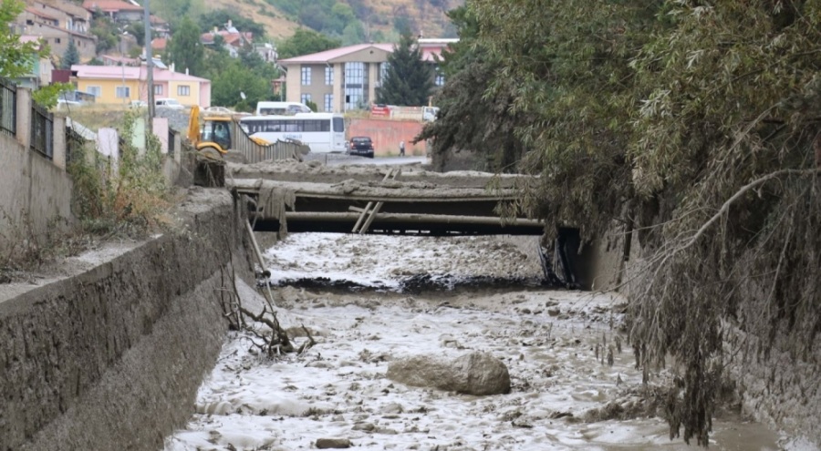 Erzincan ve Iğdır'da sel! Dereler taştı, yollar su altında kaldı