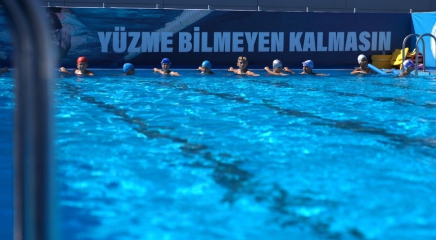 Gürsu'da çocuklar yüzme öğreniyor