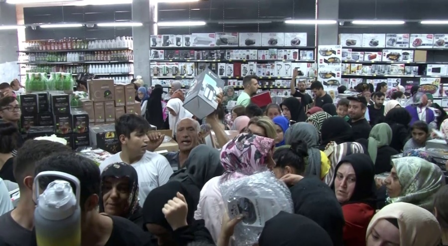 İndirimi duyan koştu! İzdiham çıktı, gelenler birbirini ezdi