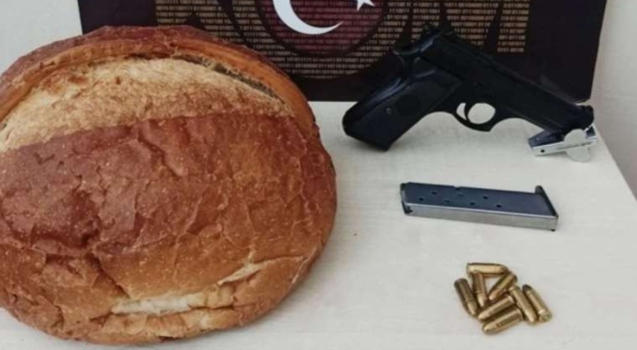 Ekmek arasına gizlenmiş tabanca bulundu