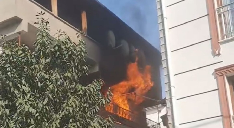 Bursa'da 3 katlı binada yangın paniği