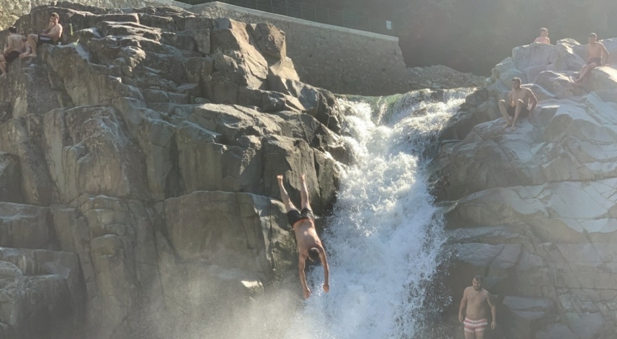 Rize'de şelalede serinlemek için canlarını hiçe saydılar!