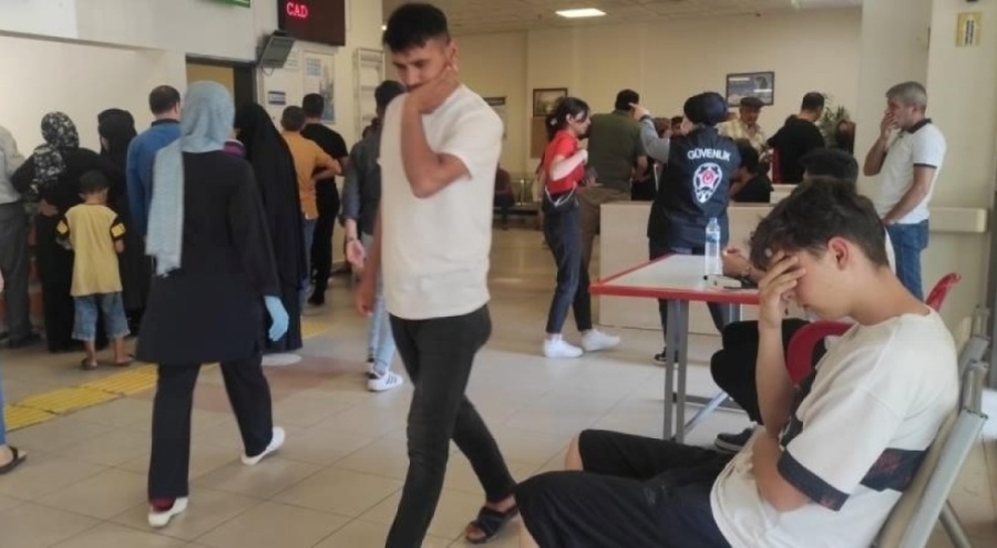 Salgın şüphesiyle yüzlerce kişi kuyruk oluşturdu