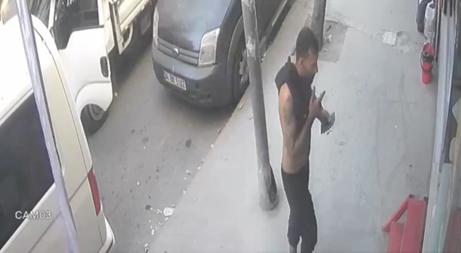 Esenyurt'ta müşteri gibi gelen hırsız, çalıp kaçtı