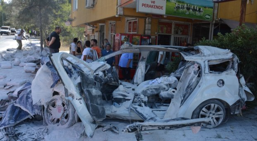 Kontrolden çıkan kamyon 3 aracı biçti! Yaralılar var