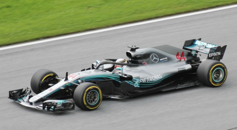Mercedes'ten Lewis Hamilton ile George Russell anlaşması