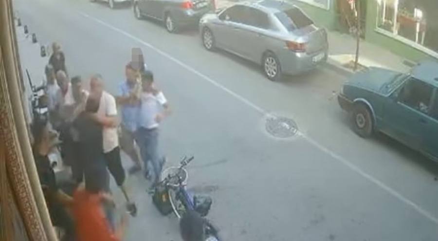 Sokakta kızını döven baba, vatandaşlar tarafından darbedildi!