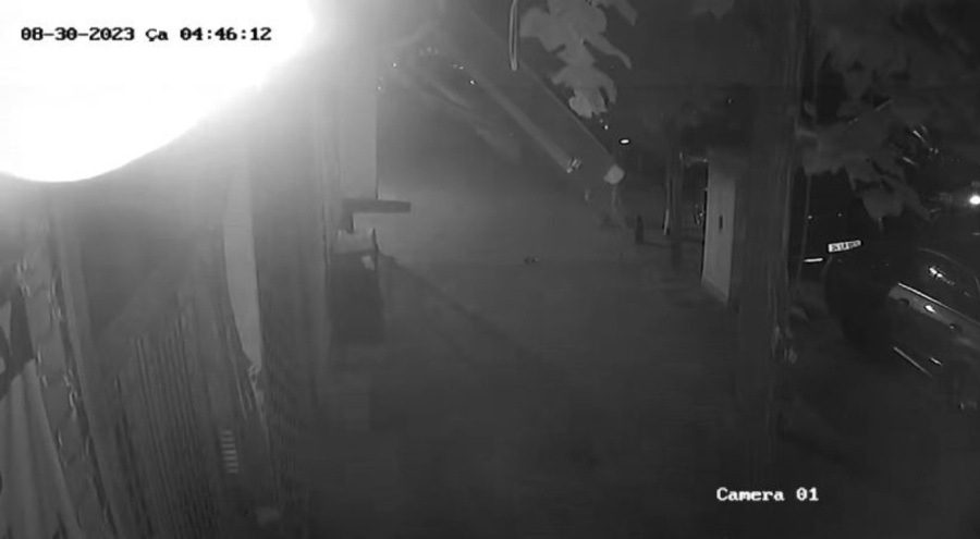 Tehdit ettikleri adamın işyerine kurşun yağdırdılar