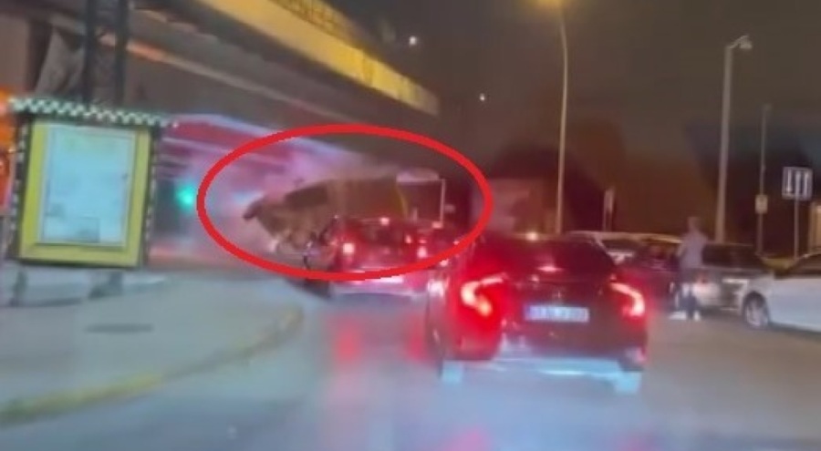 Trafikte korkunç anlar! Geçit tavanına çarpan buldozer devrildi