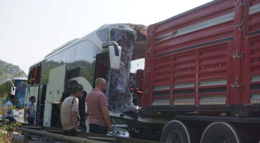 Adana'da feci kaza! 2 ölü 12 yaralı