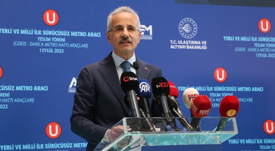 Bakan Uraloğlu'ndan, ilk yerli sürücüsüz metro aracını tanıtımı