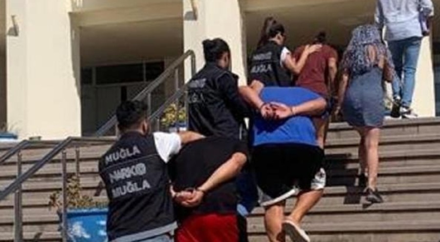 Sattıkları uyuşturucuları orman ile kamp alanına gömmüşler! Suçüstü yakalandılar