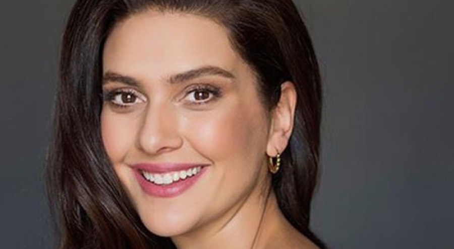 Bergüzar Korel'den beyaz bikinisiyle poz!