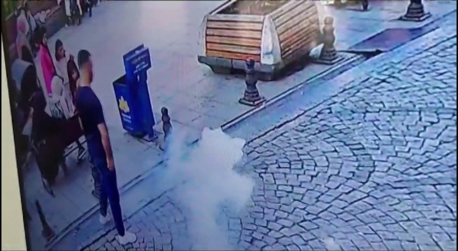 Yolda yürüyen vatandaşın cep telefonu birden patladı!