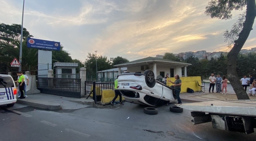 İstanbul'da takla atan otomobil, Emniyet Müdürlüğü'nün önüne uçtu