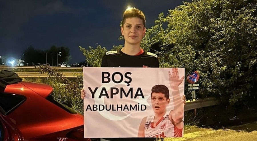 Ebrar Karakurt'un paylaşımı olay oldu! 'Boş yapma Abdülhamid'