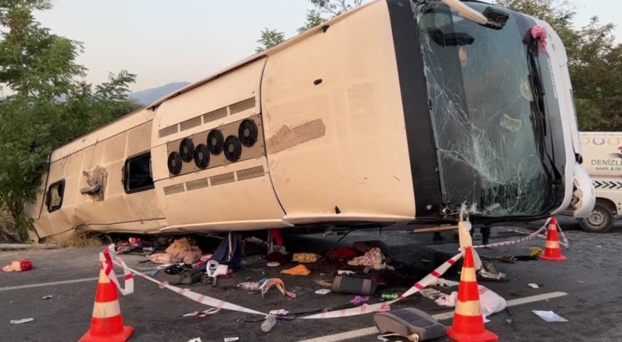 Karşı şeride geçen tır otobüse çarptı! 6 ölü, 43 yaralı