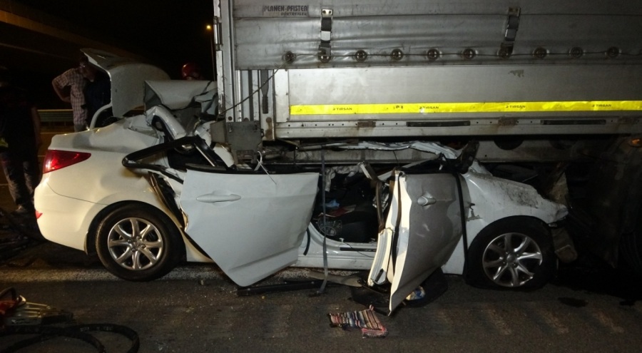 Tıra saplanan otomobil kağıt gibi ezildi