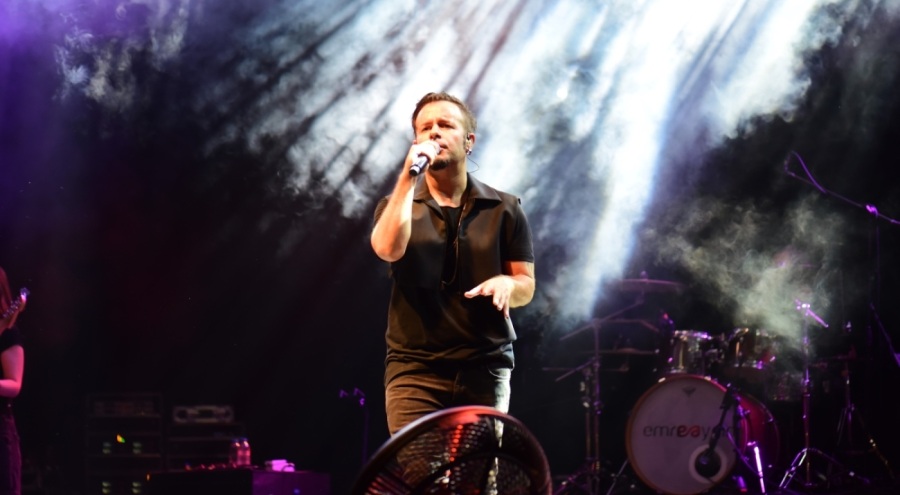 Emre Aydın'ın Bursa konserinde elektrikler kesildi