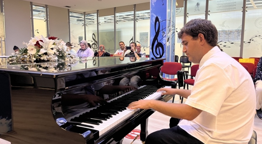 Otizmli Taylan Hartavi müzik dehasıyla Bursalıları büyüledi