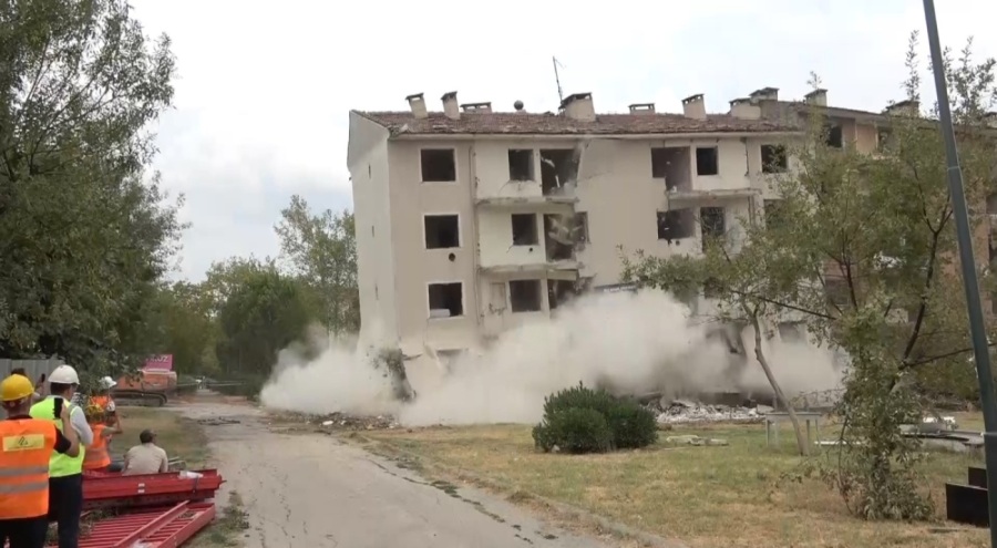 Bursa'da 5 katlı bina Deprem Yatak Projesi için yıkıldı