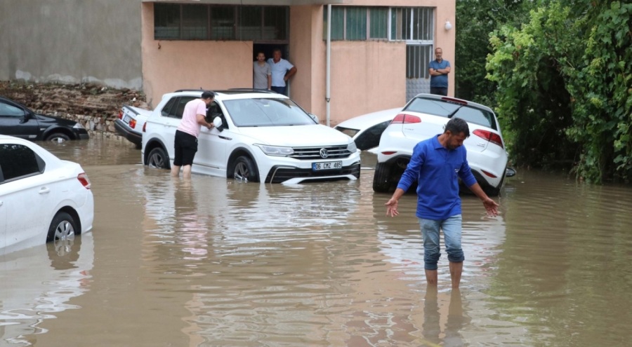 Şiddetli sağanak yüzünden şehir sular altında kaldı!