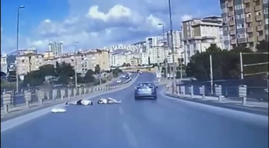 Otomobili sollamak isteyen motosiklet sürücü feci şekilde can verdi!