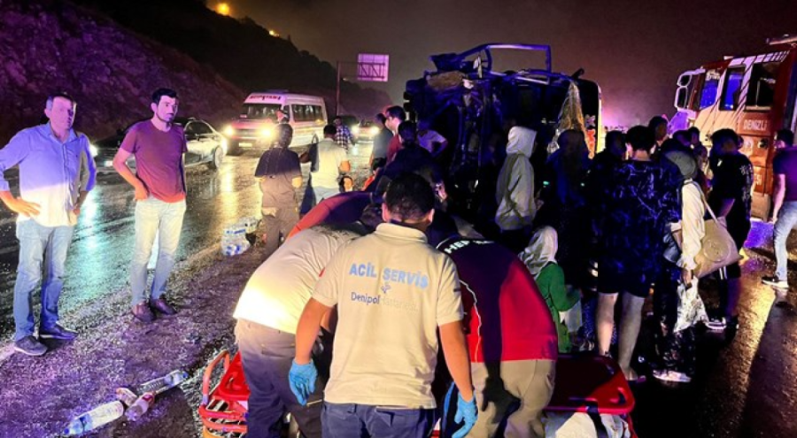 Zincirleme feci kaza! Otobüs yan yattı, ölüler var