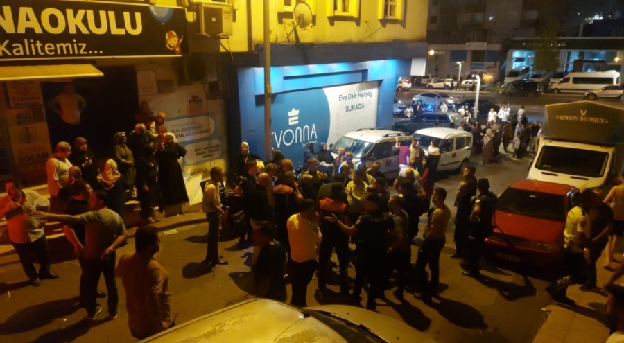 Düğün konvoyunun önünü 'adet' diye kesince sopalı kavga çıktı!