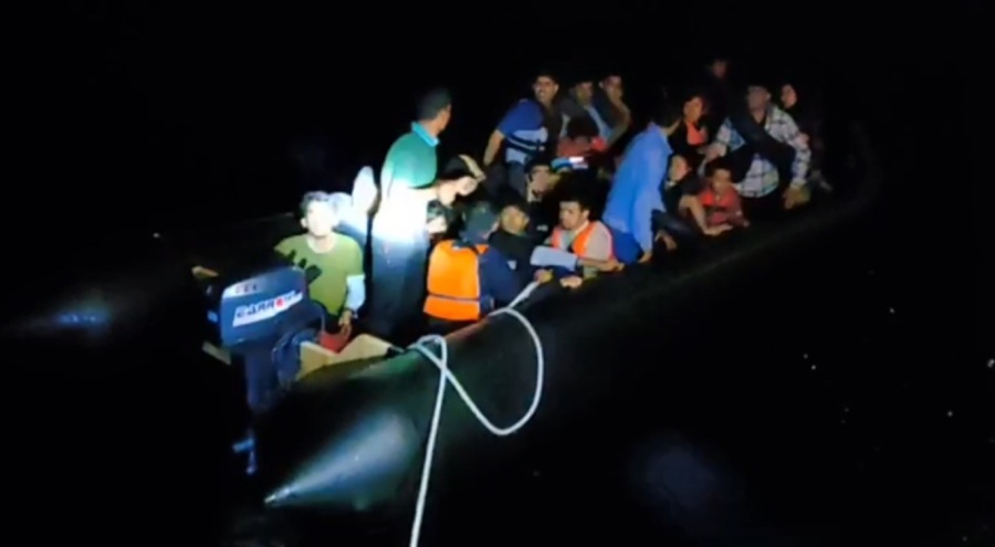 Lastik botta 34 kaçak göçmen yakalandı