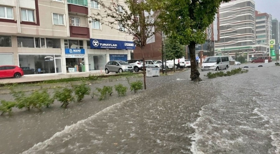 Samsun'da sağanak etkisini gösterdi